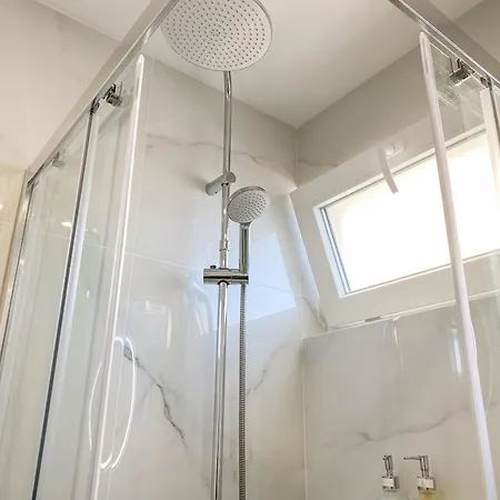 Luxury 2 Min With Balcony, Ocean View, Wifi, Ac, Smarttv דירה