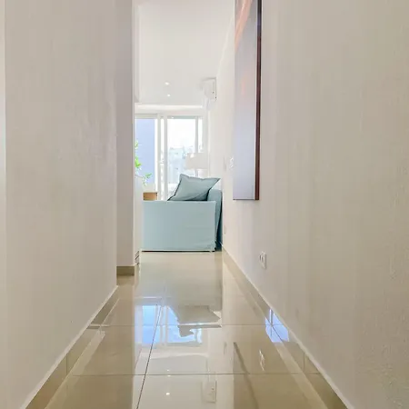 Luxury 2 Min With Balcony, Ocean View, Wifi, Ac, Smarttv דירה *